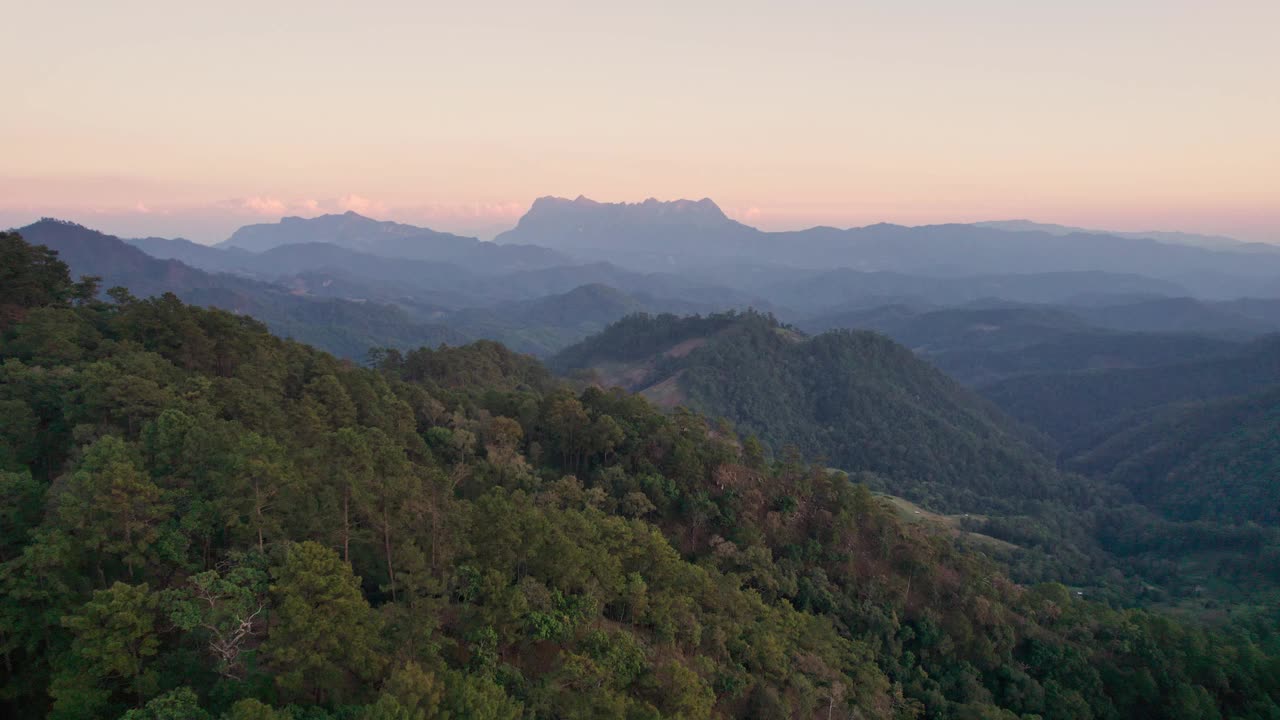 傍晚，无人机拍摄国家公园热带雨林中的土銮江岛山视频素材