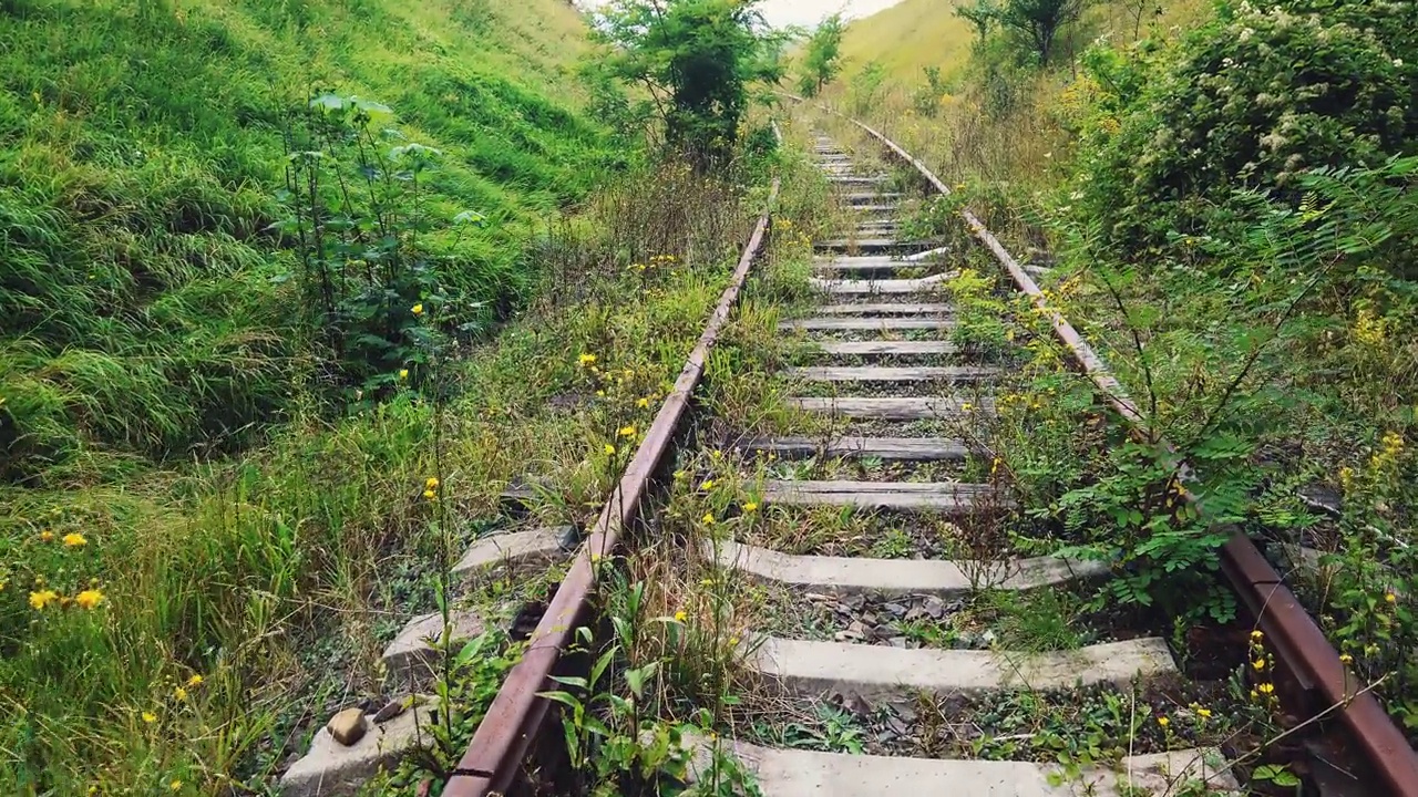 走在老旧、荒无人烟的铁路上视频素材