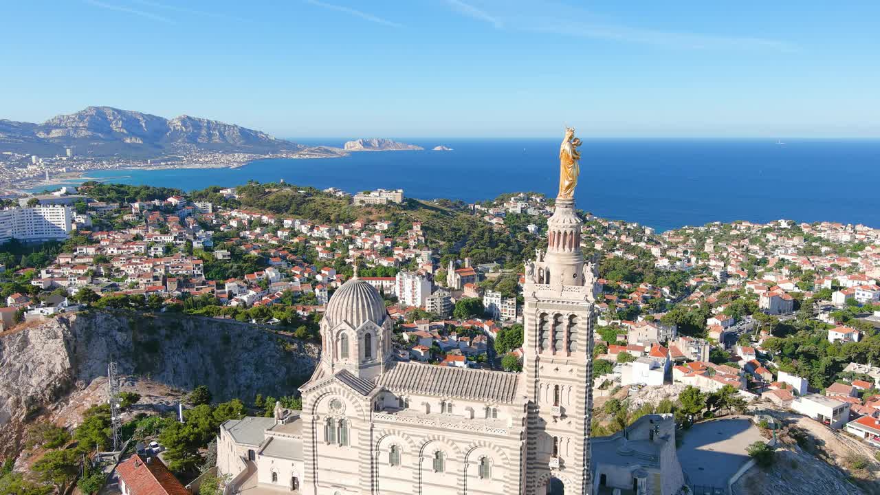 马赛:鸟瞰法国城市，位于山顶的巴黎圣母院(la Bonne-mère)——从山顶俯瞰欧洲全景视频素材