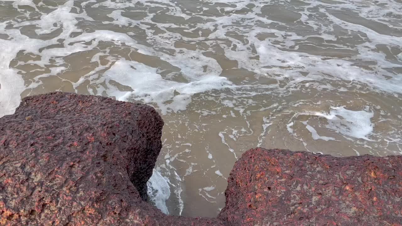 海浪拍打着海滩上的岩石视频素材