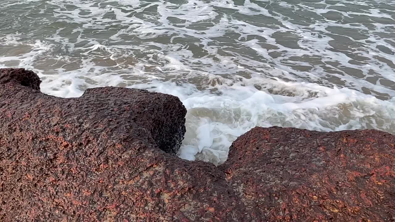 海浪拍打着海滩上的岩石视频素材