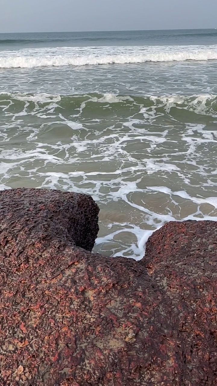 海浪拍打着海滩上的岩石视频素材