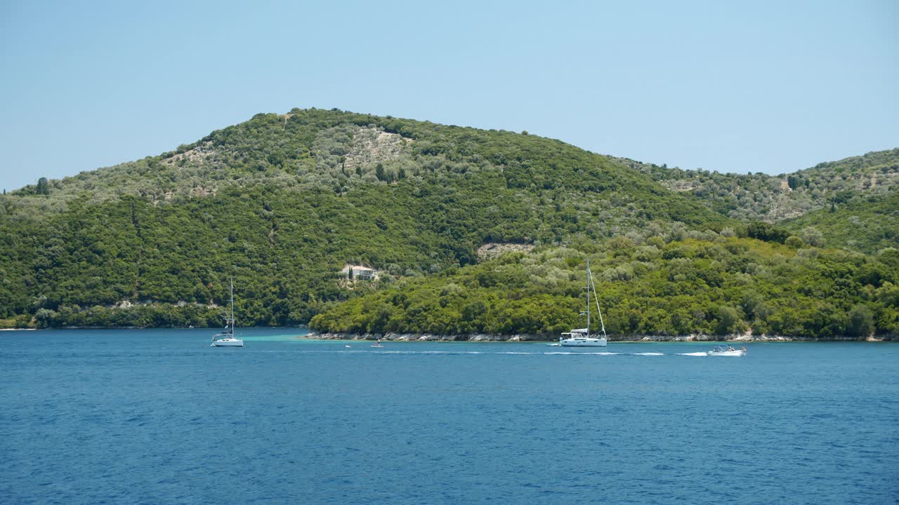 豪华游艇停泊在美丽的海湾靠近地中海岛视频素材