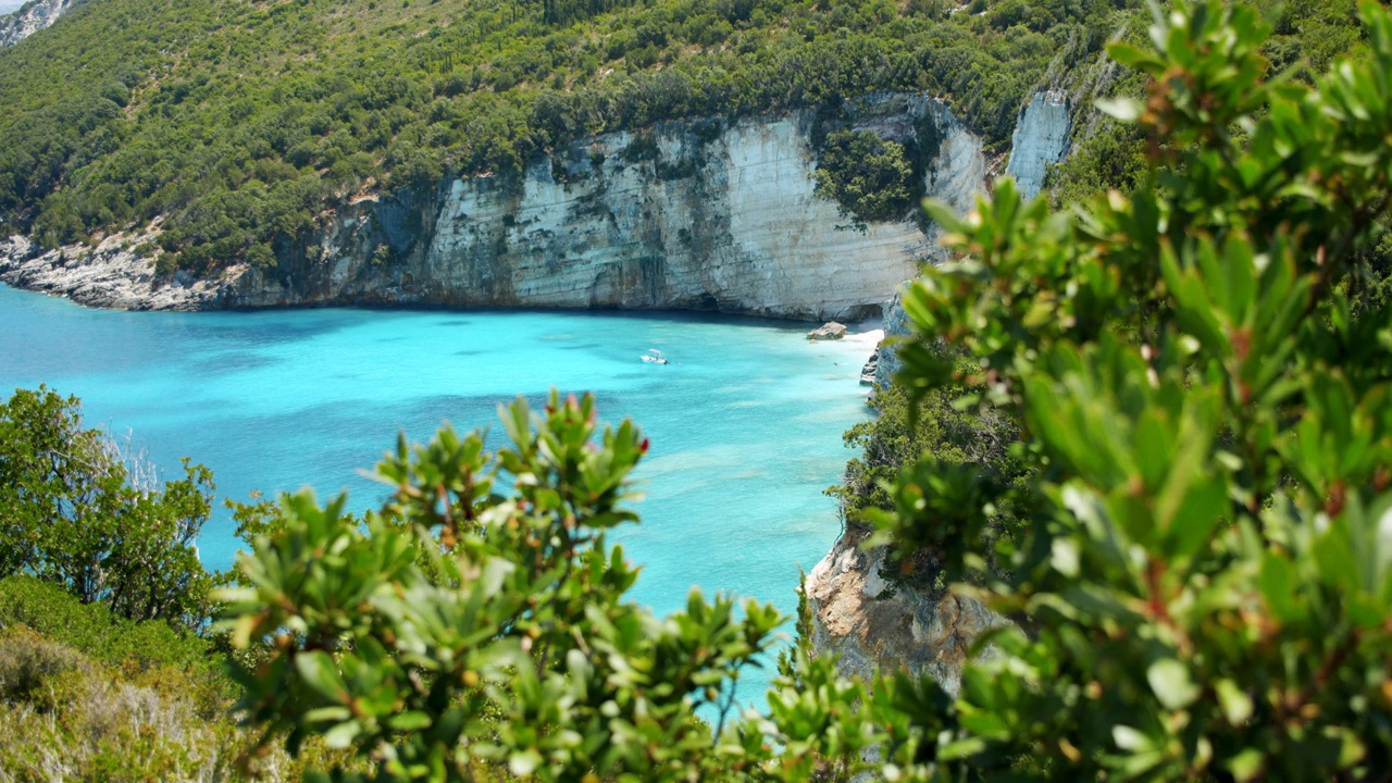 在希腊岛的隐湾蓝海和岩岸夏季度假欧洲视频下载