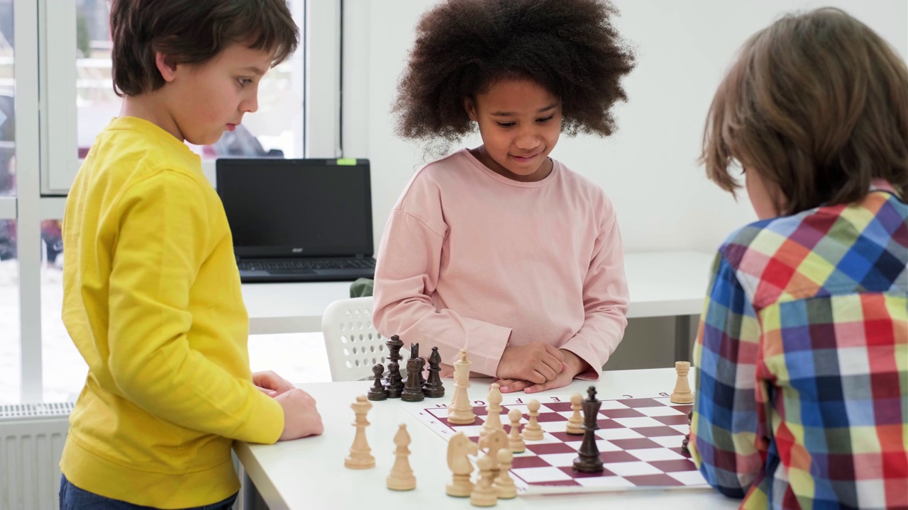 多种族的孩子在学校里下棋视频下载