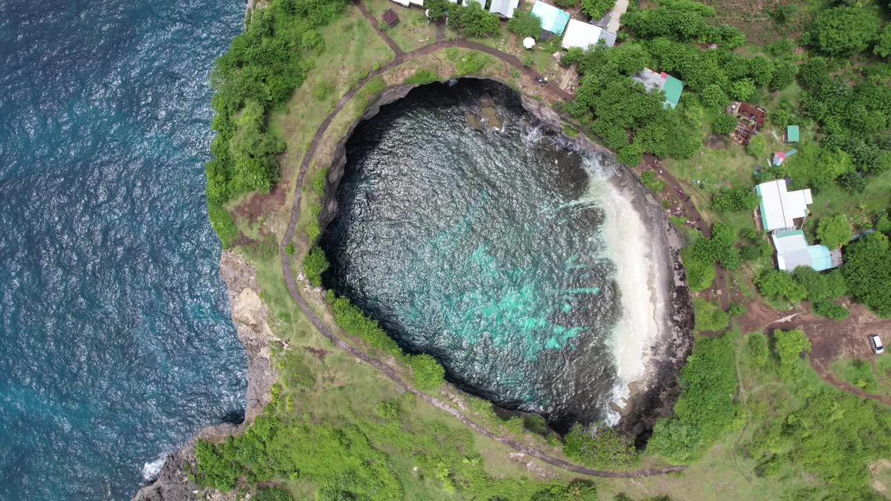 印度尼西亚巴厘岛努沙佩尼达的破碎海滩视频素材