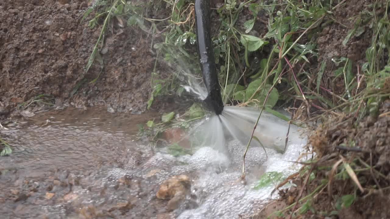 破裂渗漏PVC水管破裂漏水，洞下地面污垢，代表破裂破坏性爆炸，水乱喷，管道施工修补视频素材