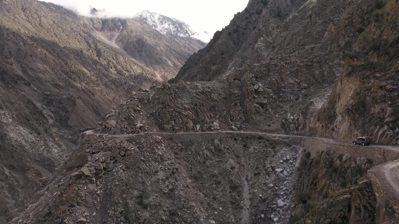 风景鸟瞰图的4 × 4越野车驾驶上山南加帕尔巴特基地营地在巴基斯坦北部视频素材