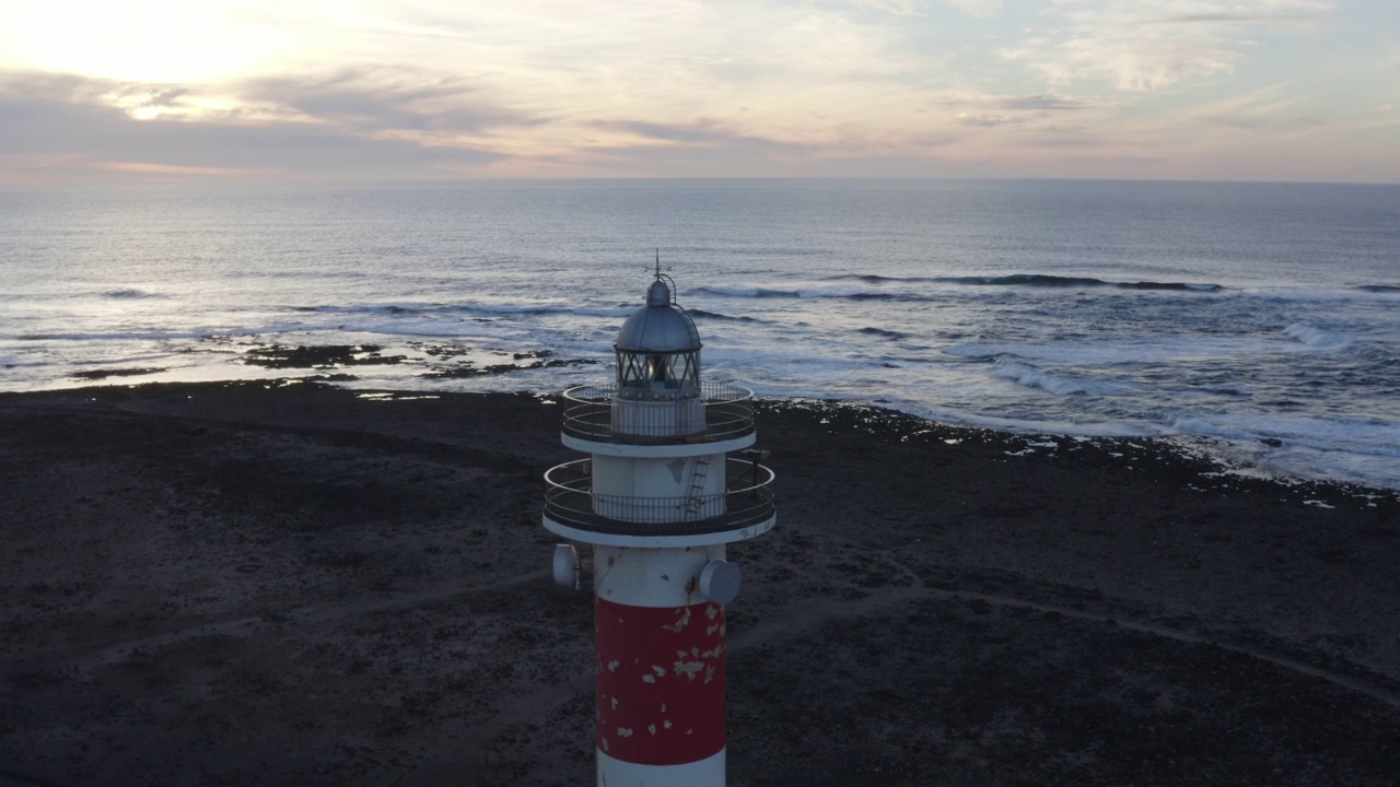 在加那利群岛的富埃特文图拉，夕阳下大西洋的灯塔被海浪拍打着视频素材