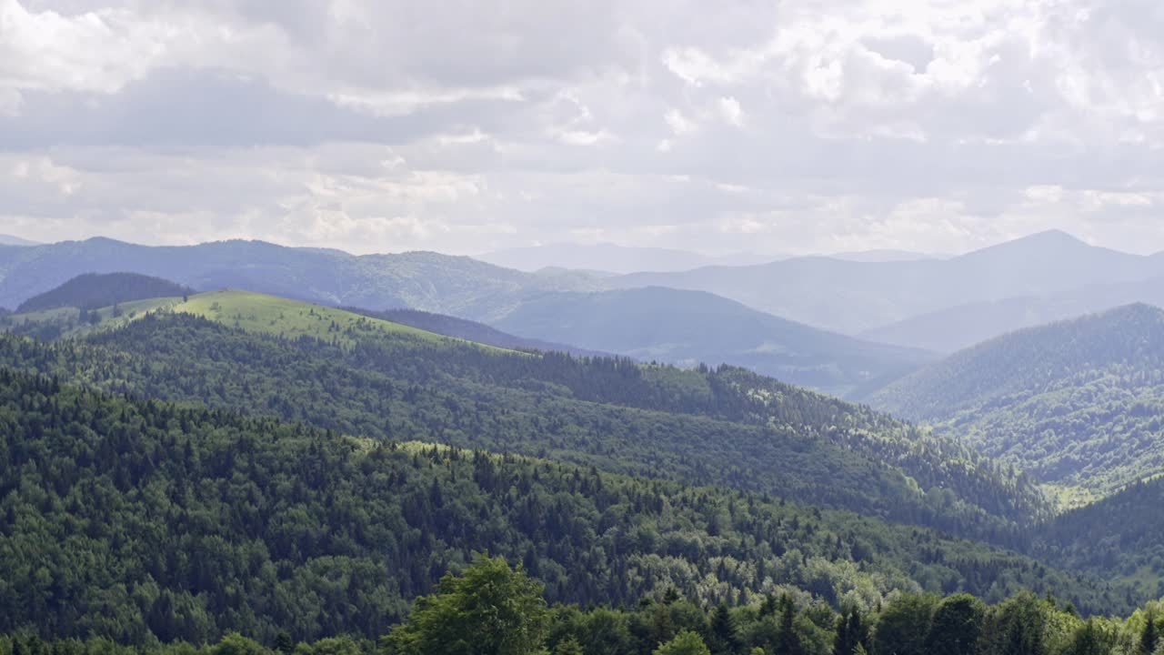 山的风景。草原和森林山脉全景。喀尔巴阡山脉景观-全景视频素材