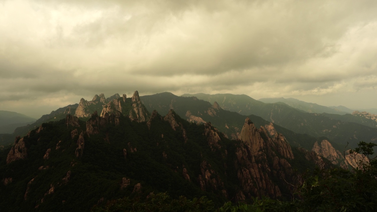 韩国江原道束草市的公岭和雪岳山风景视频素材