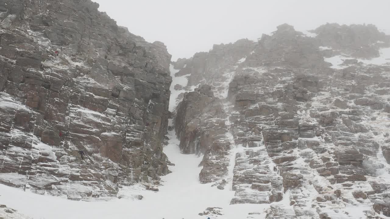 英国苏格兰凯恩戈姆山脉的Core an t-Sneachda，攀登者被风暴吹来的浪花袭击。视频素材