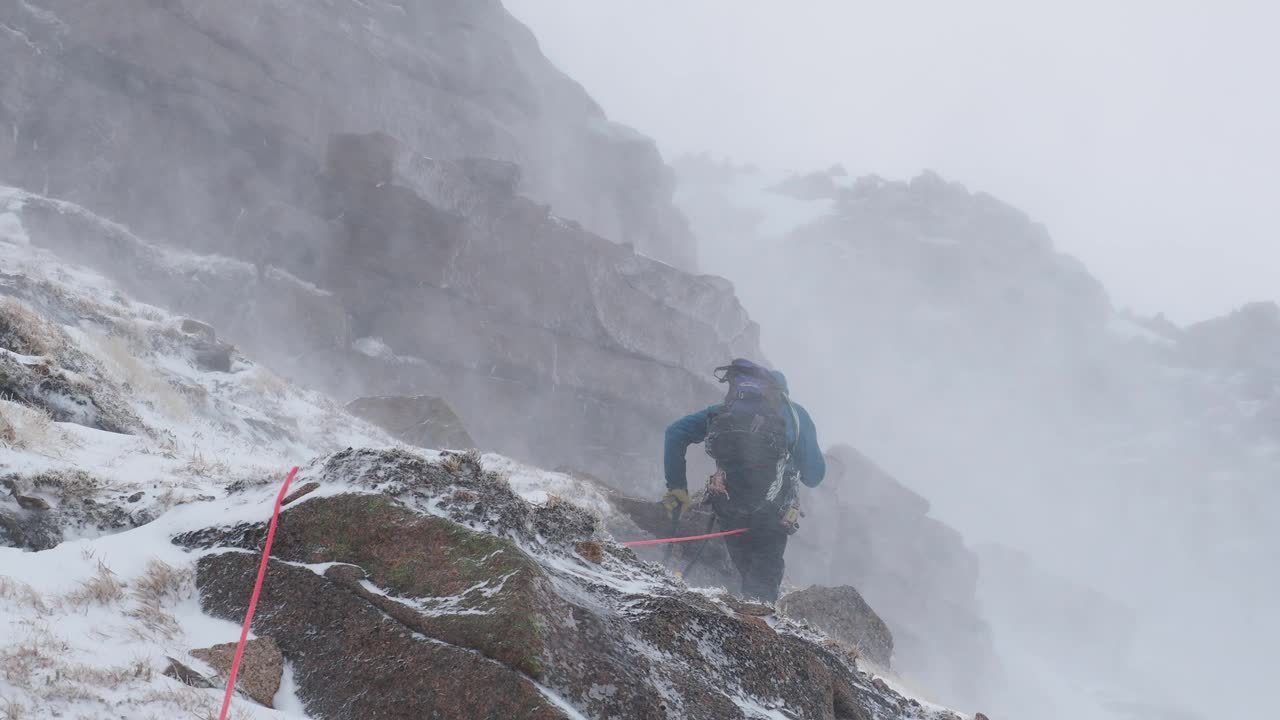 英国苏格兰凯恩戈姆山脉的Core an t-Sneachda，攀登者被风暴吹来的浪花袭击。视频素材