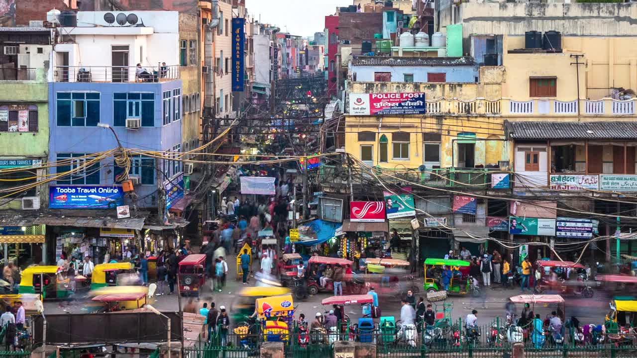 在Chandni Chowk，一个繁忙的购物区和食品市场在旧德里的心脏，印度，时间推移视图的交通和人视频下载