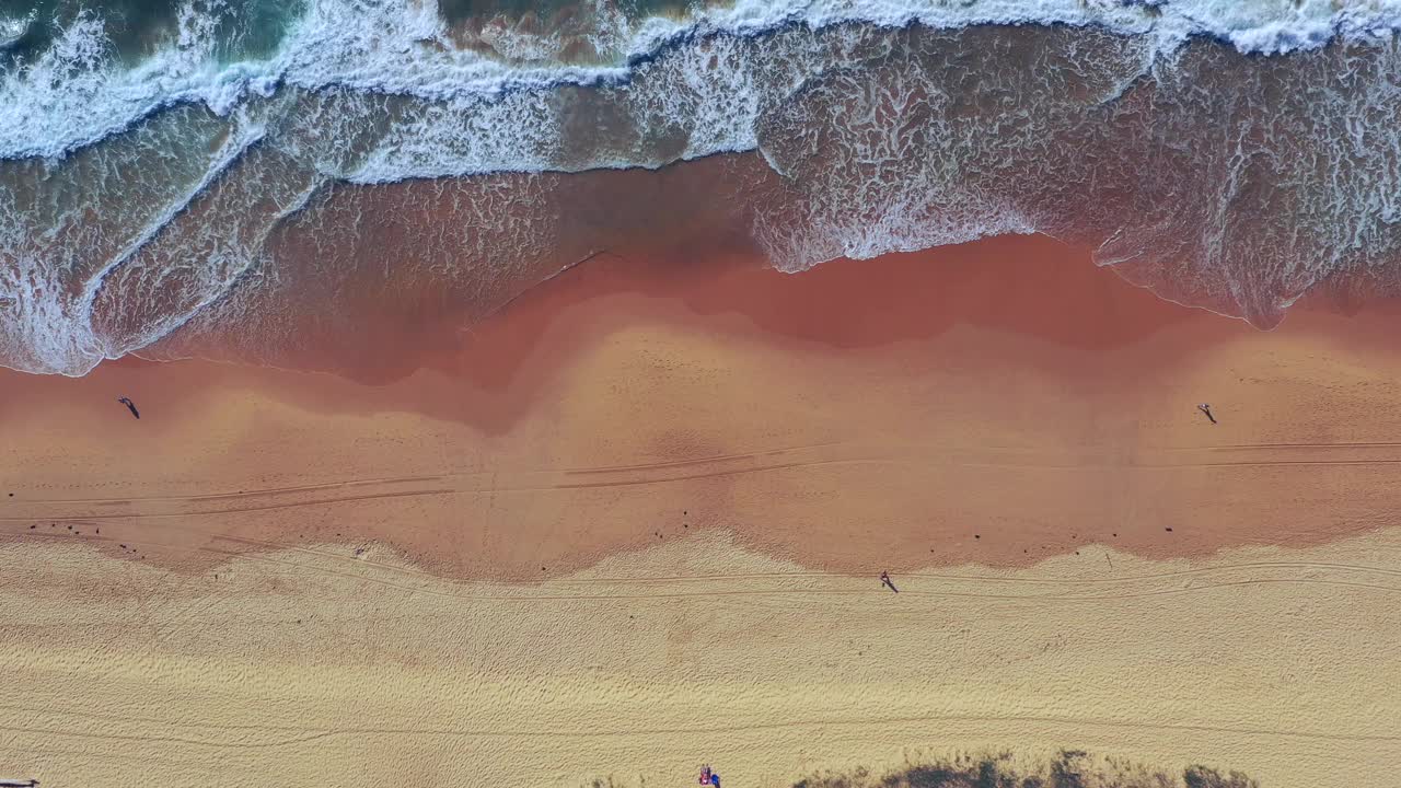 海卷海滩顶部向下视频素材