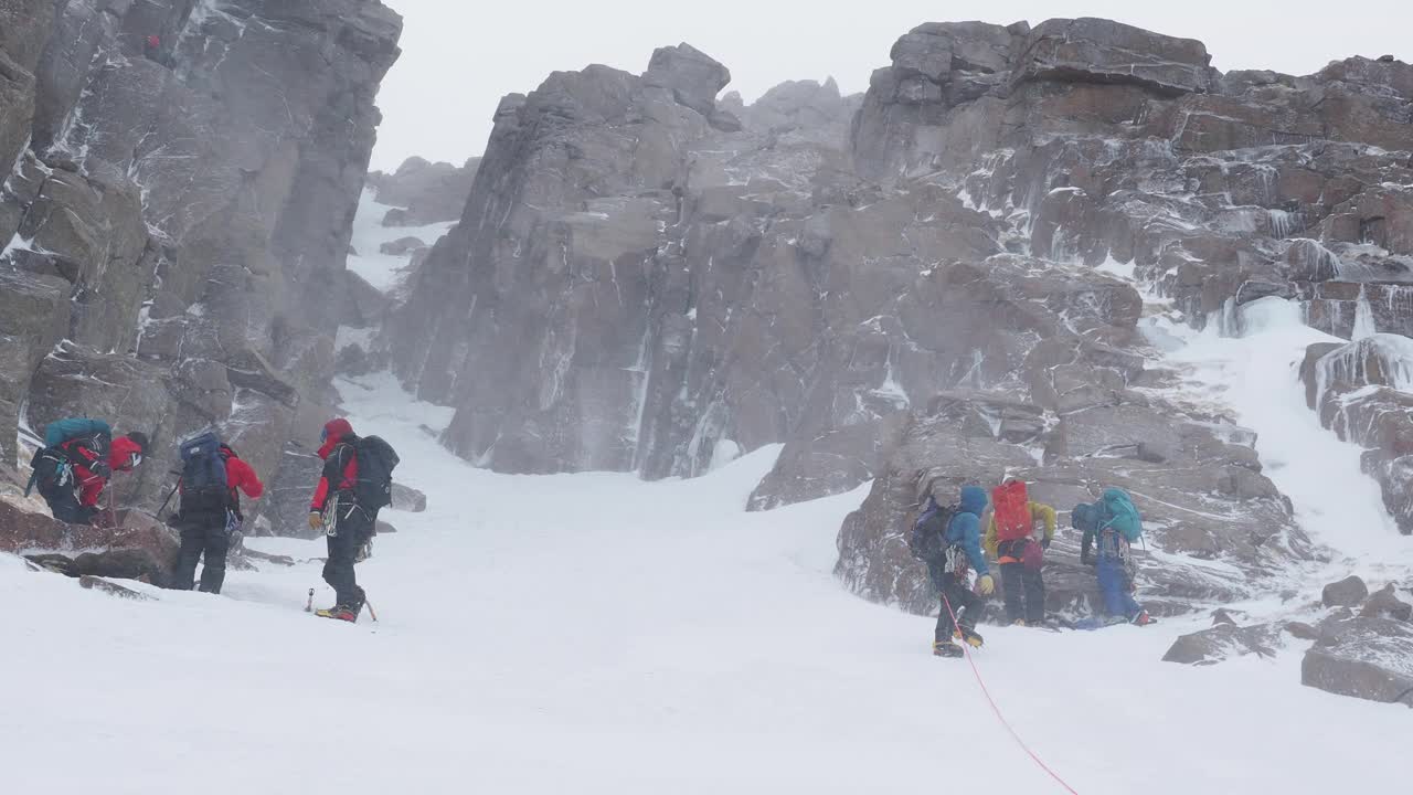 英国苏格兰凯恩戈姆山脉的Core an t-Sneachda，攀登者被风暴吹来的浪花袭击。视频素材