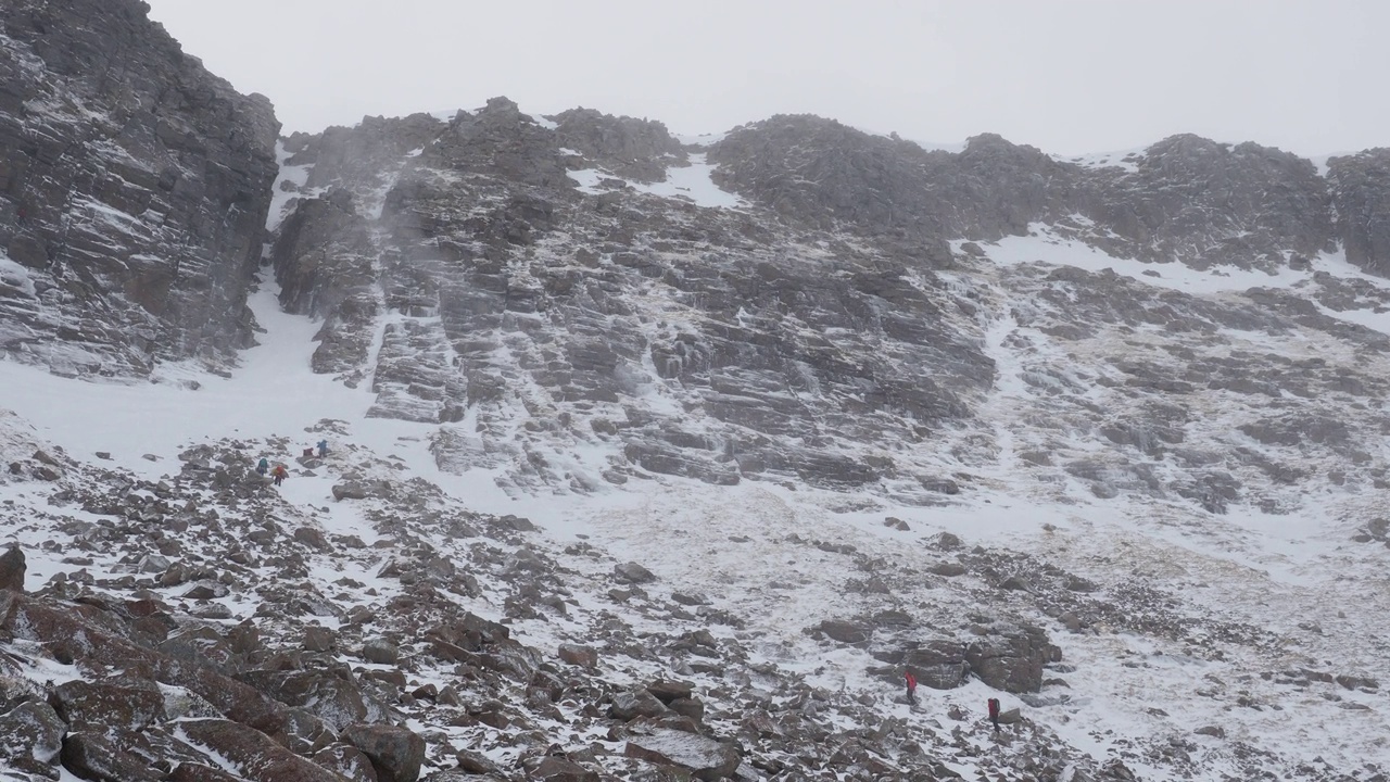 英国苏格兰凯恩戈姆山脉的Core an t-Sneachda，攀登者被风暴吹来的浪花袭击。视频素材