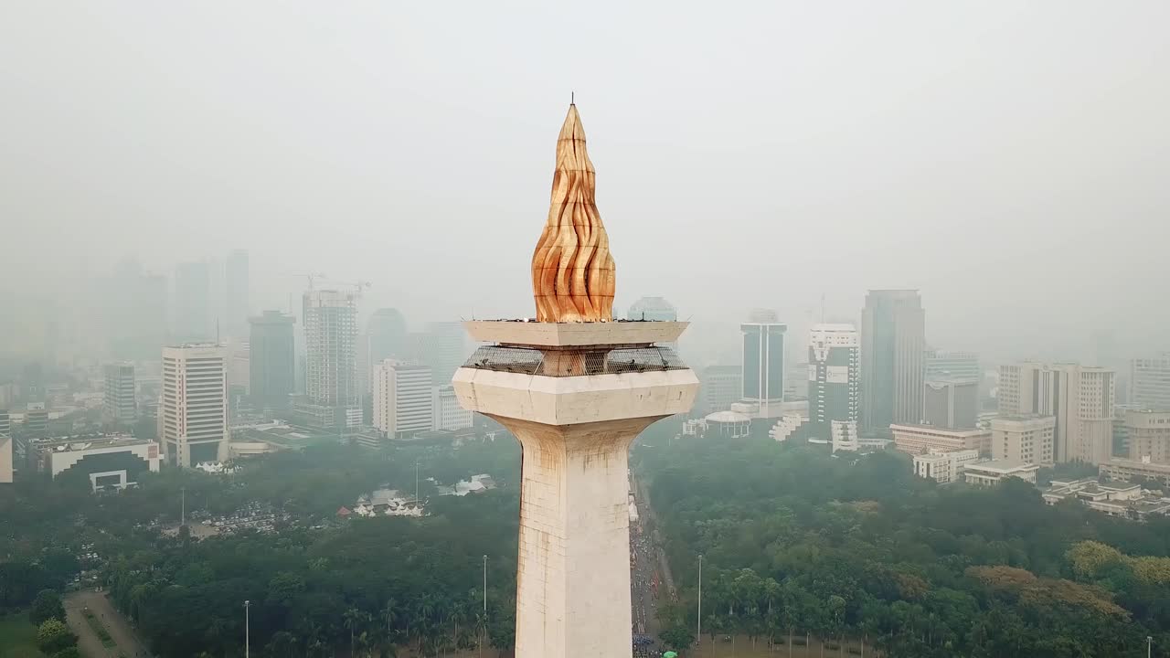 雅加达国家纪念碑与金峰视频素材