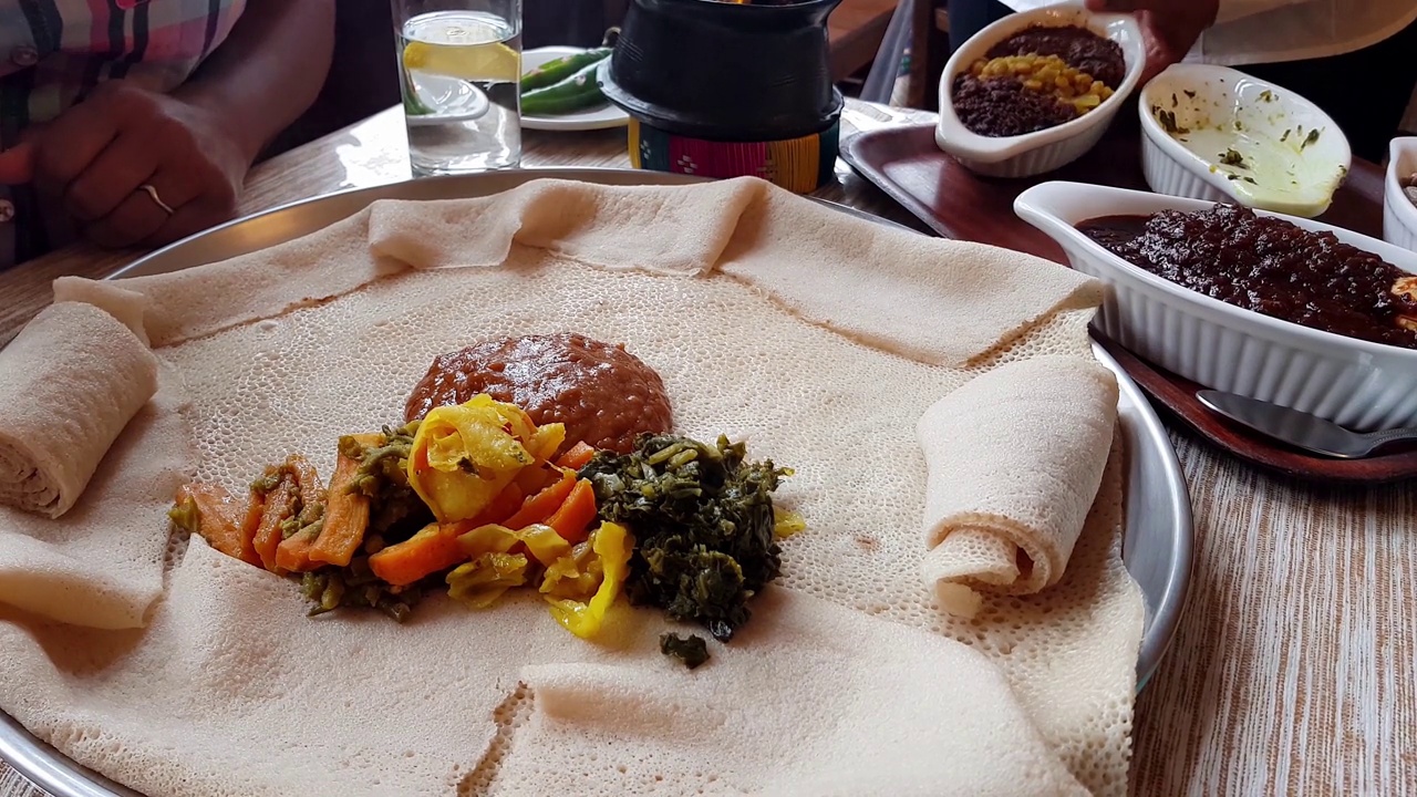 典型的埃塞俄比亚餐，还有因吉拉视频下载
