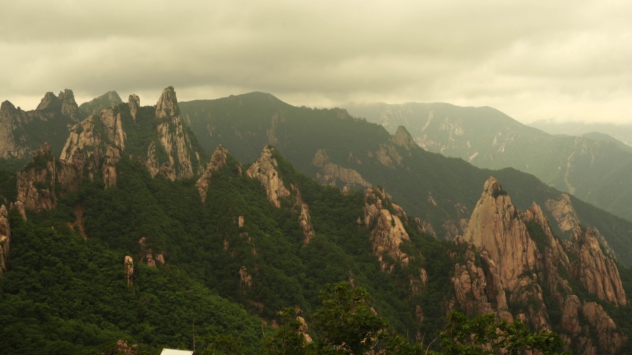 韩国江原道束草市的公岭和雪岳山风景视频素材