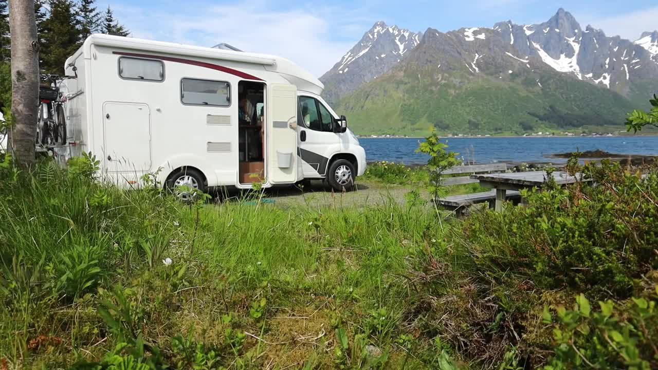 家庭度假旅行房车，度假房车视频素材