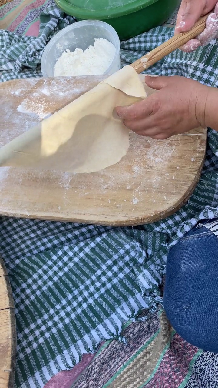 煎饼和挤压视频素材