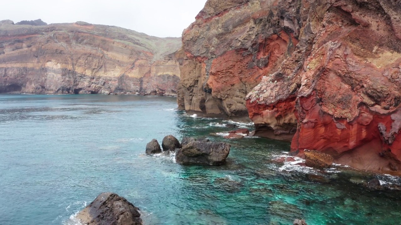 4K镜头的大西洋海湾海浪平静的海浪冲浪在圣洛伦科湾-海角的东部点在二月底，火山马德拉岛，葡萄牙。视频素材