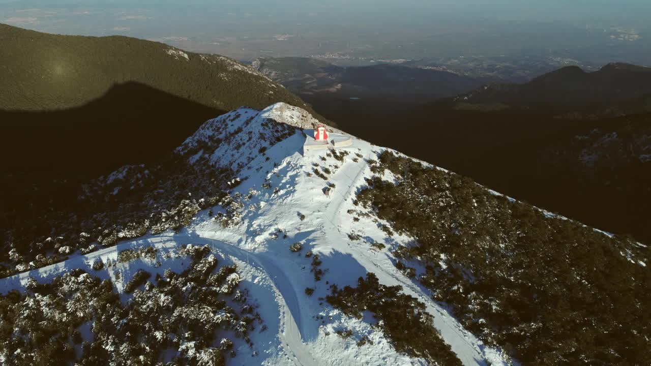 冬天在spil山的Manisa瞭望塔，从上面可以看到雪和松树视频素材