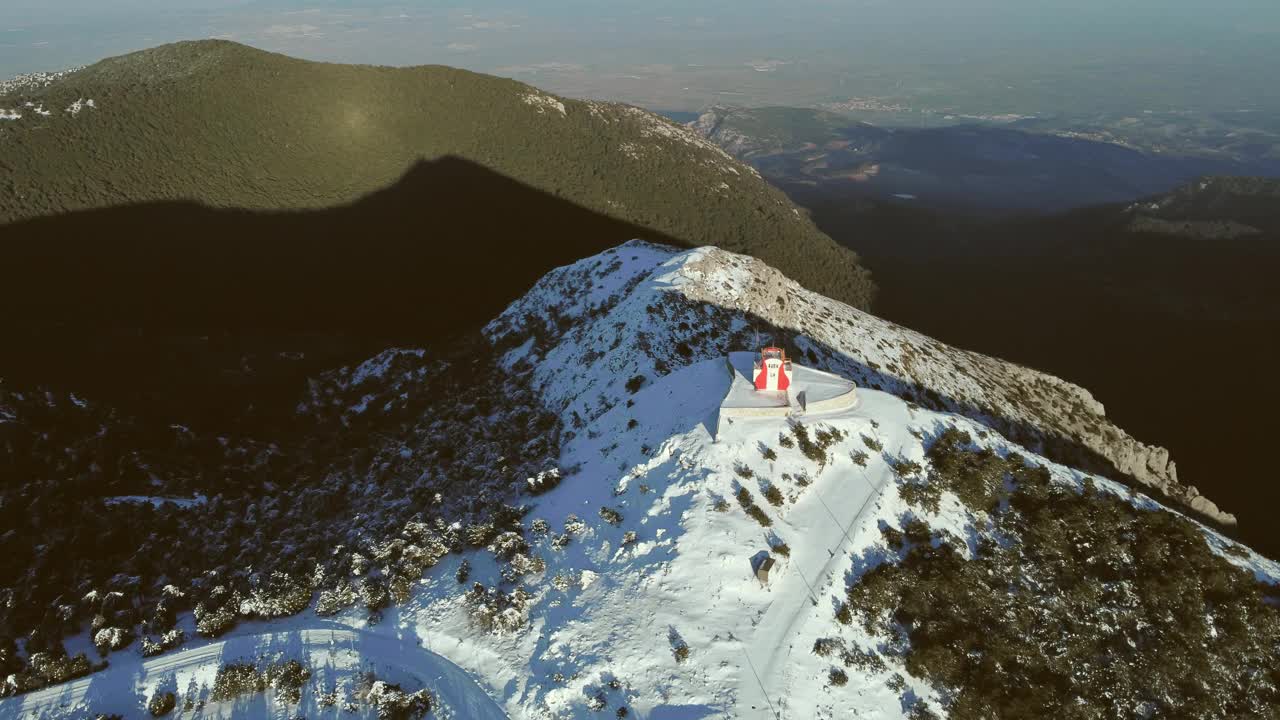 冬天在spil山的Manisa瞭望塔，从上面可以看到雪和松树视频素材