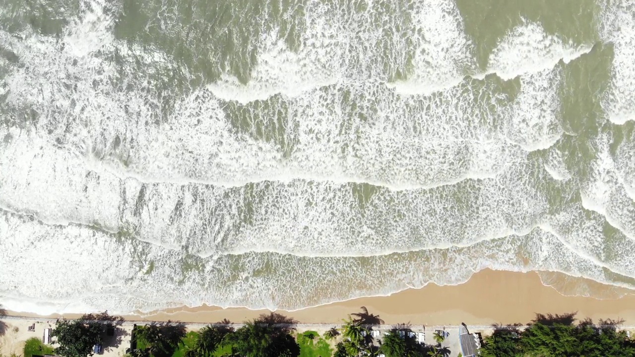 鸟瞰图，海浪从疯狂和美丽的海风吹向海岸。视频素材