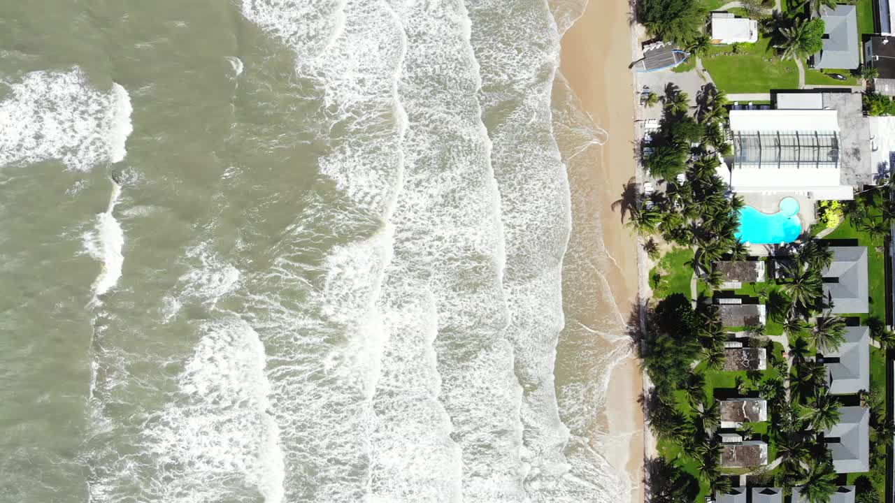 鸟瞰图，海浪从疯狂和美丽的海风吹向海岸。视频素材