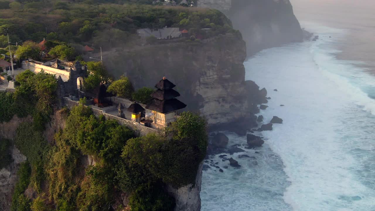 印度尼西亚巴厘岛，日出时的Pura Luhur Uluwatu寺庙鸟瞰图视频素材