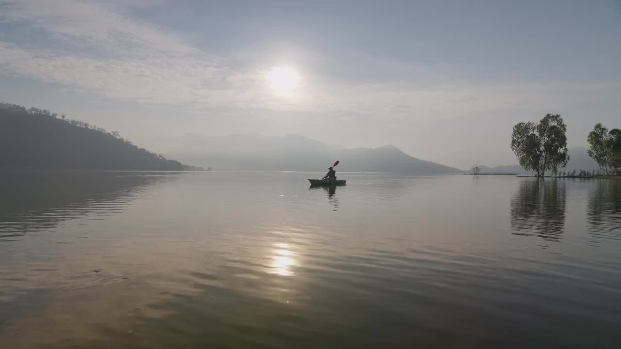 独自生活平衡平静的雾河反射漫游乡村。视频素材