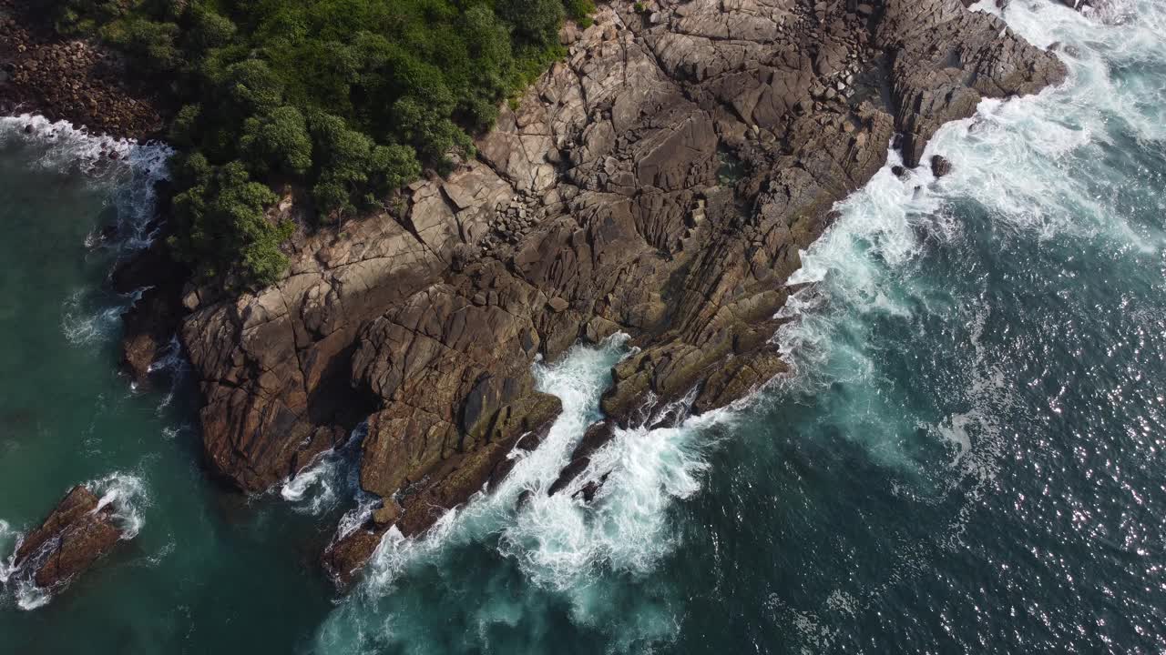 这是印度洋巨浪拍打岩石的鸟瞰图视频素材