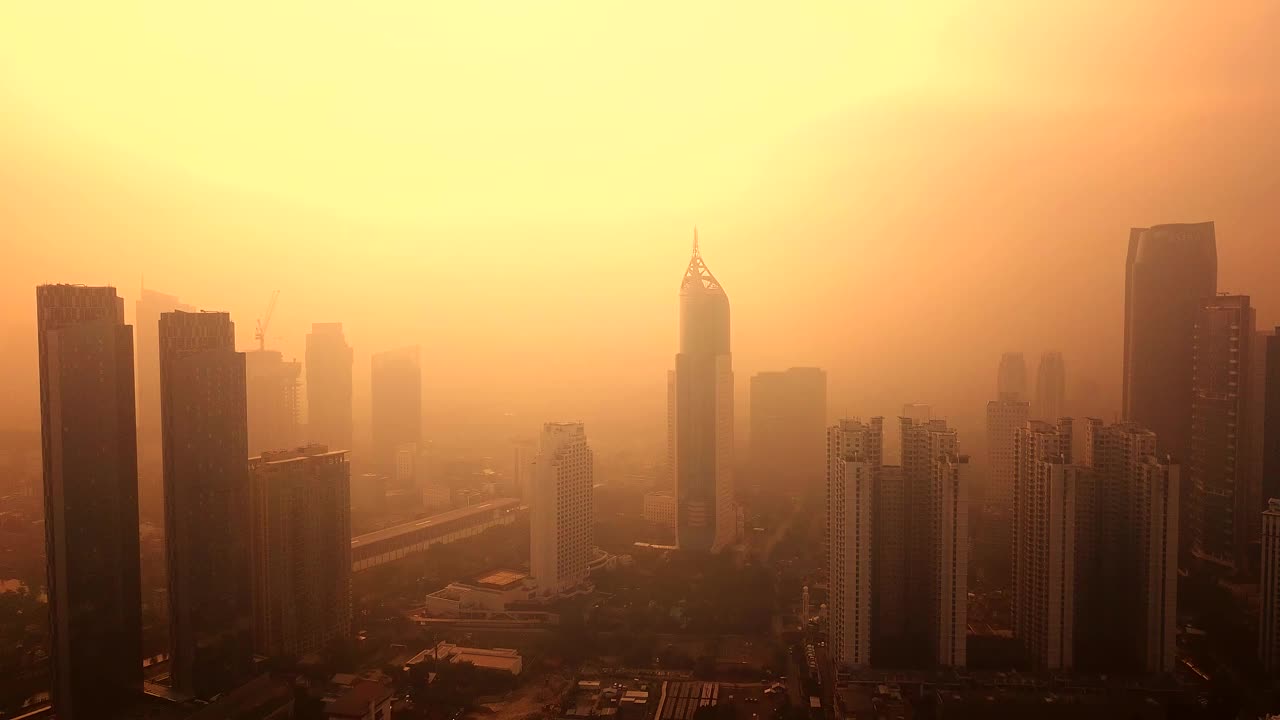 雅加达市区烟雾弥漫的空中景象视频素材