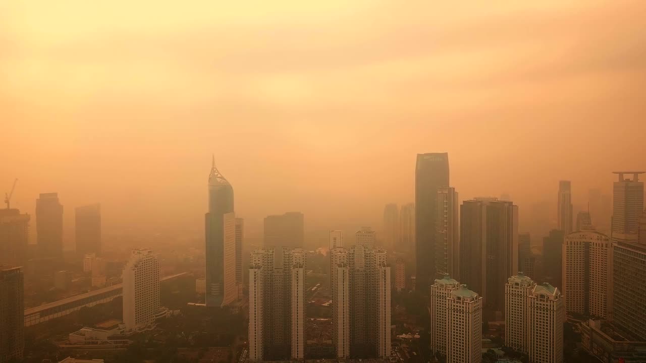 雅加达的空中景象，烟雾弥漫视频素材