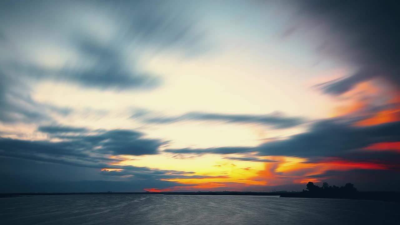 夕阳在河上流逝视频素材