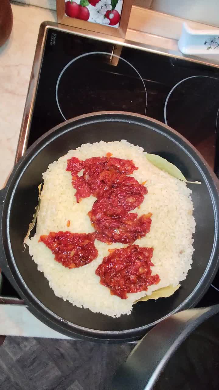 烹饪肉饭。香喷喷的肉饭，肉菜炒饭。视频素材