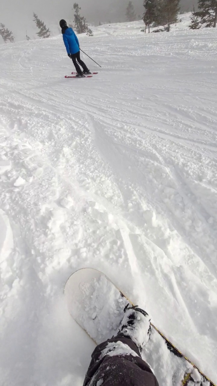 免费滑雪者的视角在云层之上视频素材