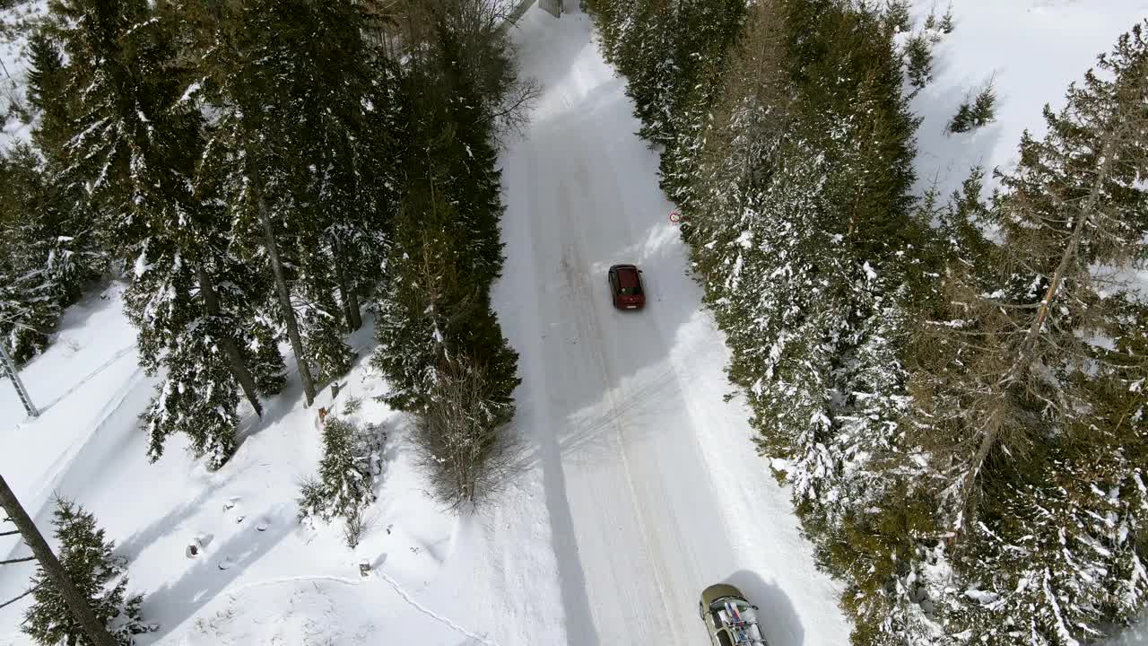 汽车在雪山道路上移动的鸟瞰图视频素材