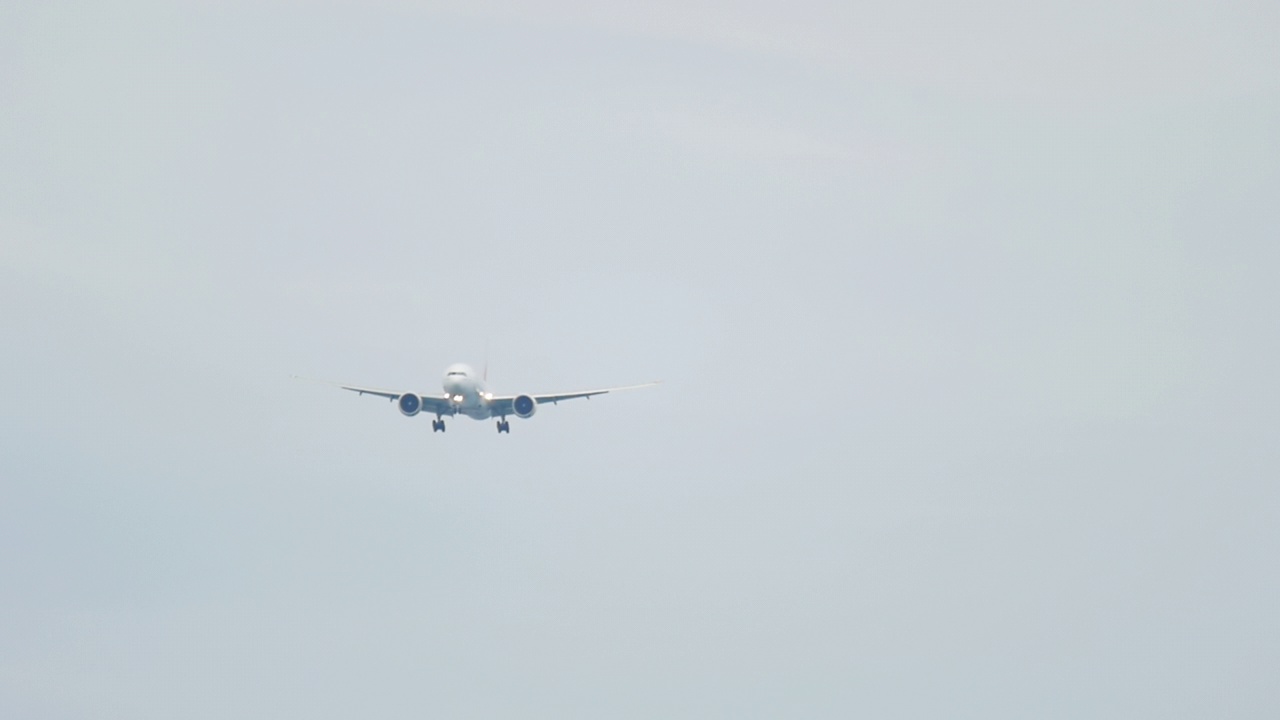 飞机在空中降落视频素材