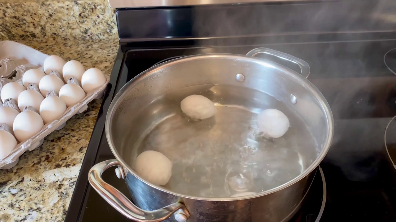 有机鸡蛋在炉子上的锅里沸腾视频素材