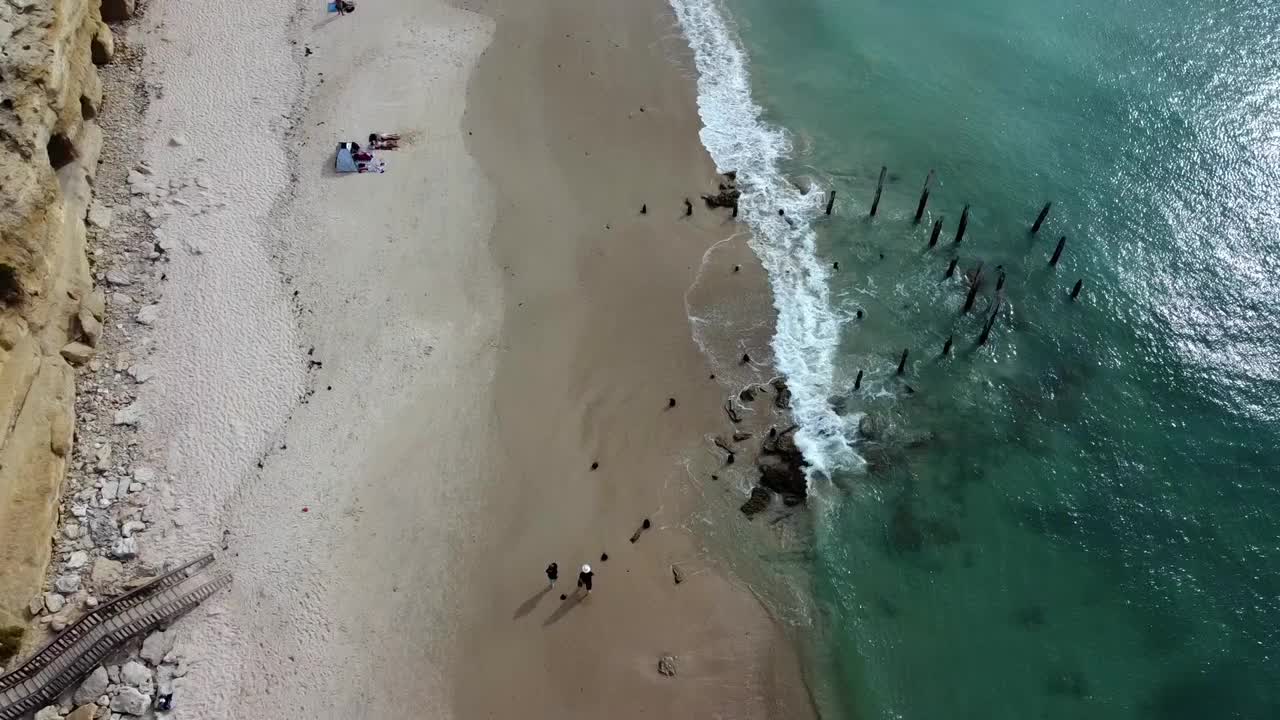 鸟瞰海浪撞击澳大利亚海滩。无人机拍摄的是南澳大利亚的Willunga港，阿德莱德附近的海滩。华丽的旅游视频展示了自然的层次。视频下载