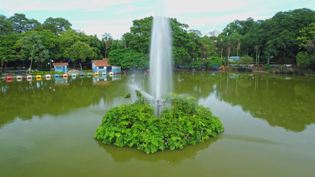 渔民，运动渔民在巴西一个大湖上用皮划艇钓鱼，4k，无人机场景。视频素材