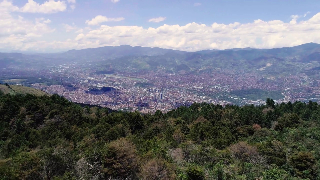 麦德林市的全景，哥伦比亚被绿色山脉包围在一个阳光明媚的日子视频素材