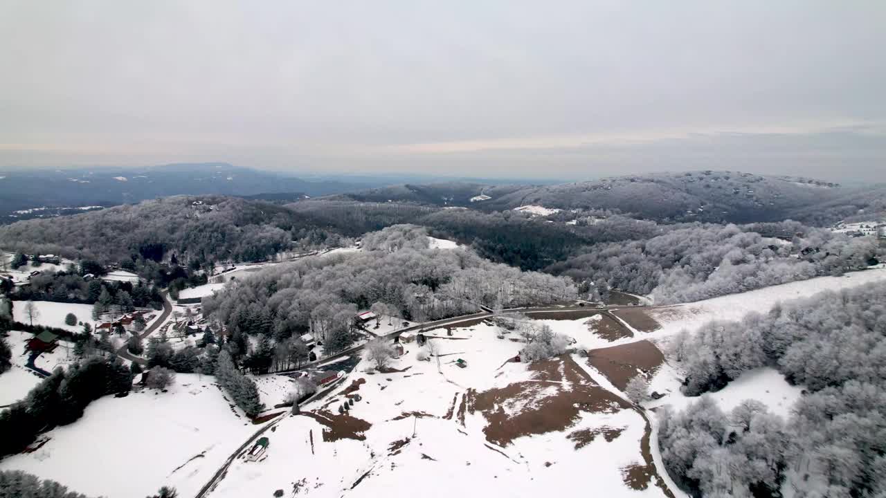 Boone和blow rock nc，北卡罗莱纳积雪覆盖的田野视频素材