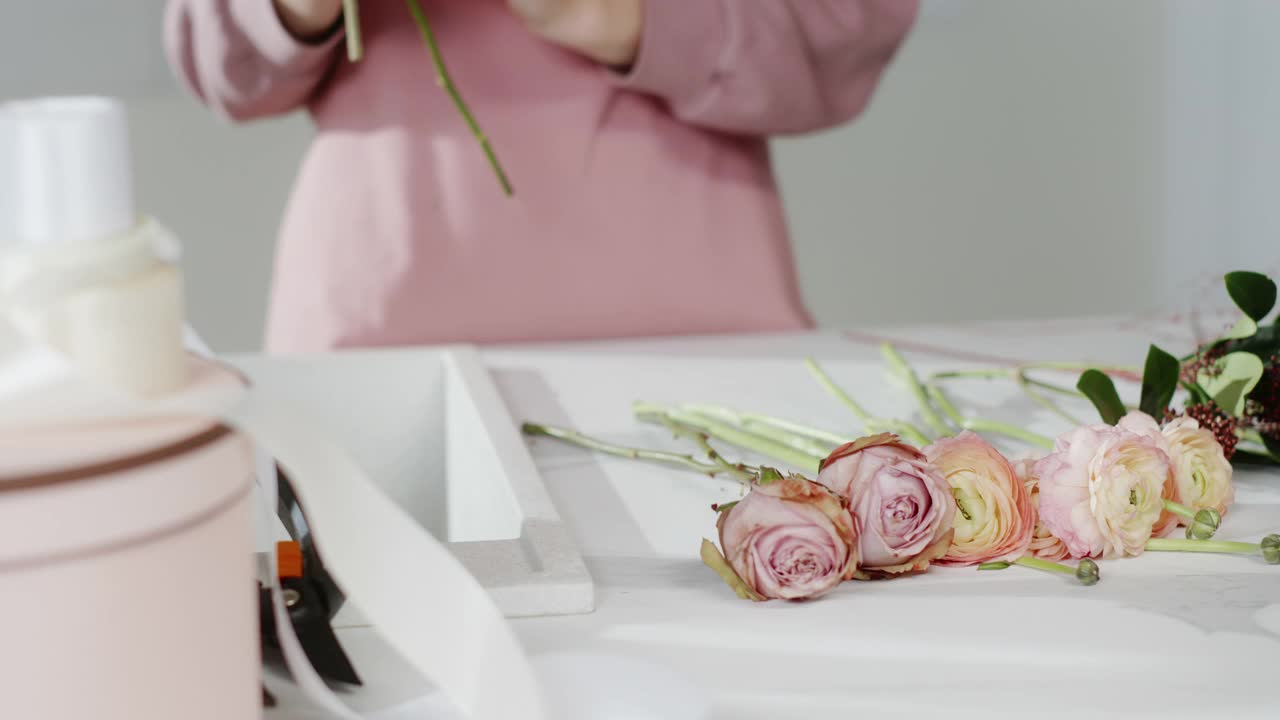 作物花商从玫瑰制作花束视频下载
