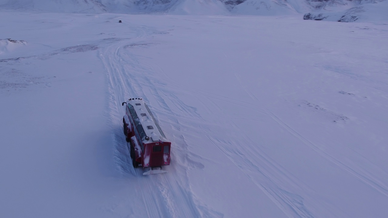 Langjokull, Glacier - Sleipnir(8轮观光巴士)在雪地上行驶/冰岛视频素材