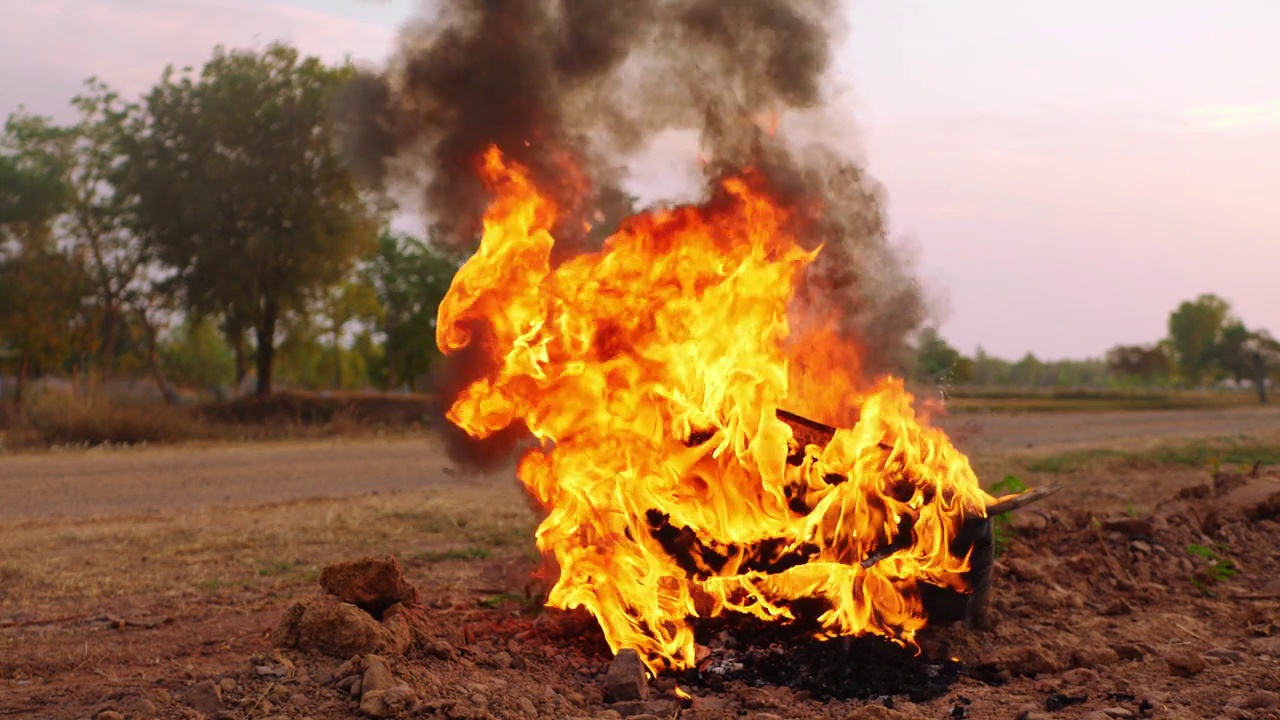 垃圾堆着火产生黑烟。视频素材