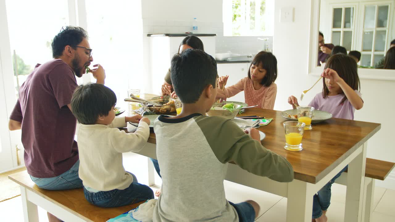 一家人在餐桌上吃晚餐视频素材